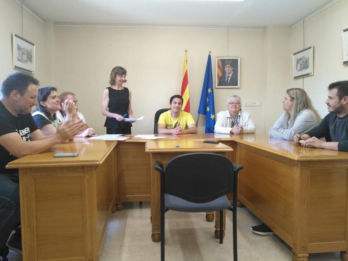 Ple de constitució de l'Ajuntament de Vilada amb Carme Cirera (al costat de l'alcalde).