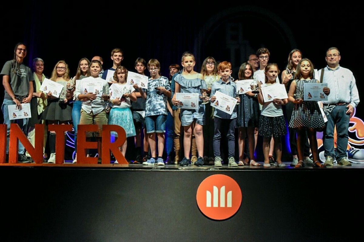 Foto de grup dels alumnes reconeguts als Premis Sambori, entre els quals Jana Martín. 