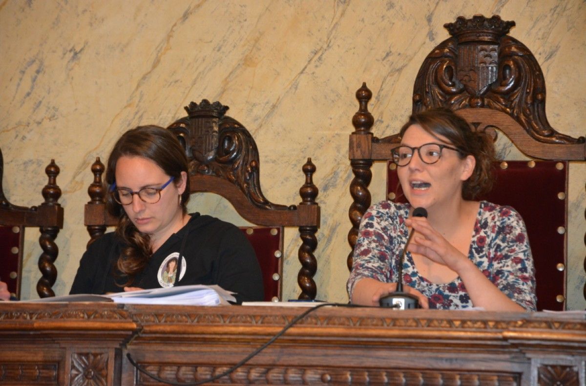 La regidora Mònica Garcia i l'alcaldessa Montse Venturós, al plenari. 