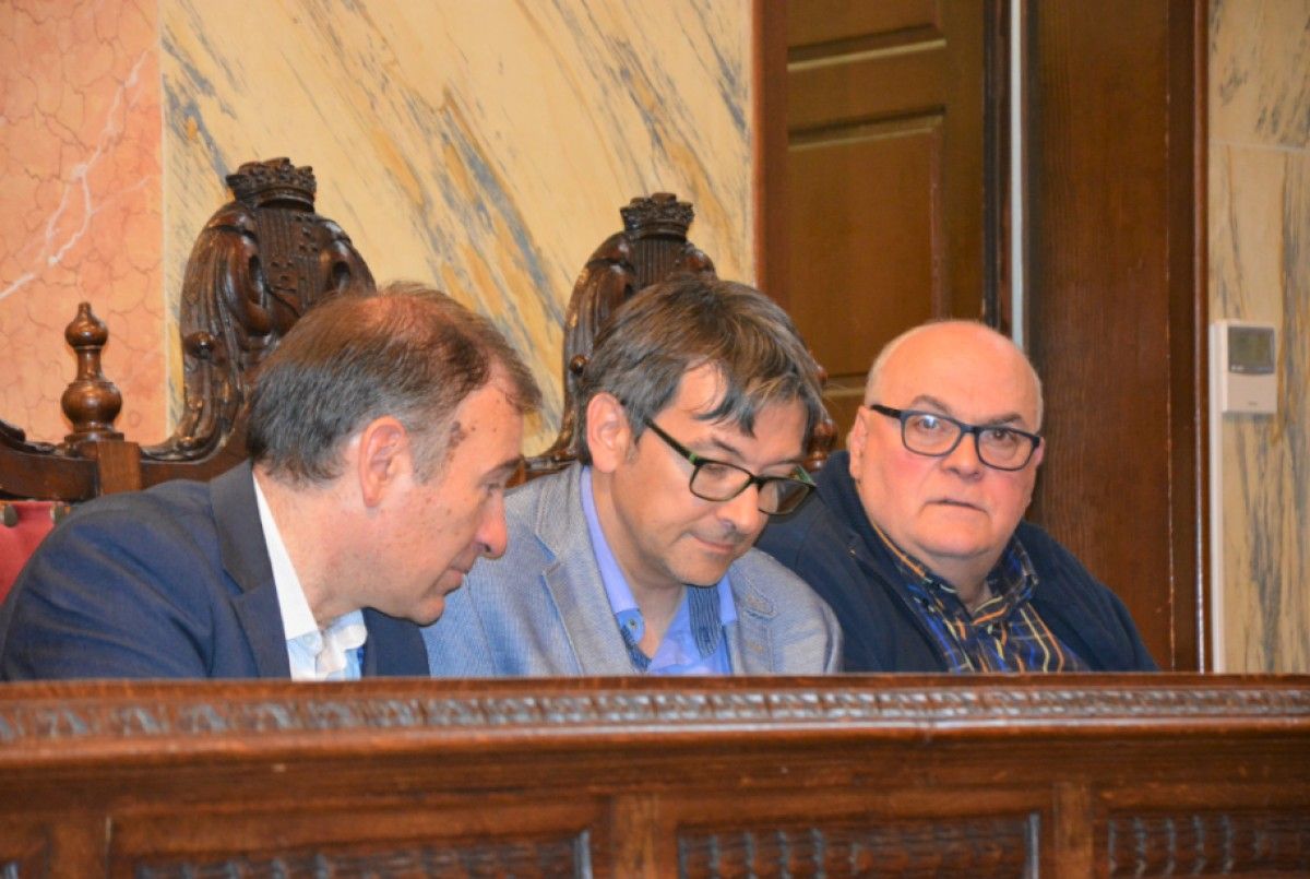 Antoni Biarnés (esquerra), Ramon Minoves i Jordi Travé,  a la bancada que ocupa el PDECat al plenari.