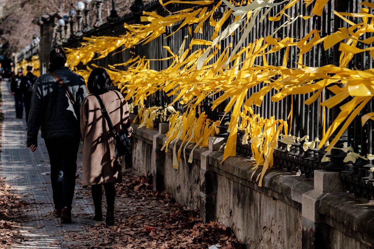 Els llaços grocs han envoltat avui un parc de la Ciutadella tancat per la policia a pany i forrellat.