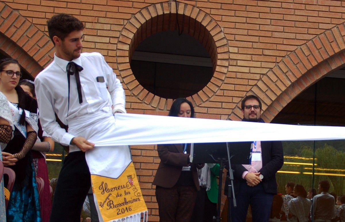 Josep Pla posant-se la nova faixa d'hereu de les comarques barcelonines