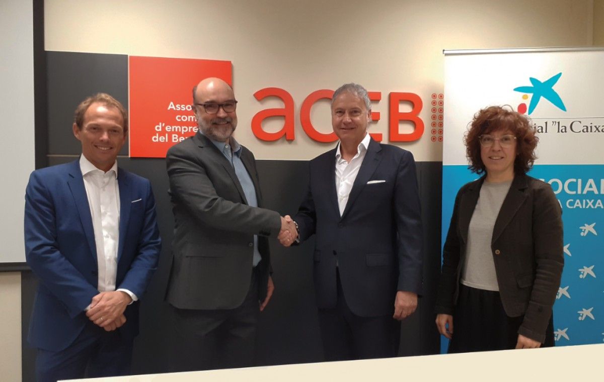El president de l'ACEB, Josep Maria Serarols, i el director de CaixaBank a la Catalunya Central, Joaquim Macià, han formalitzat l'acord.