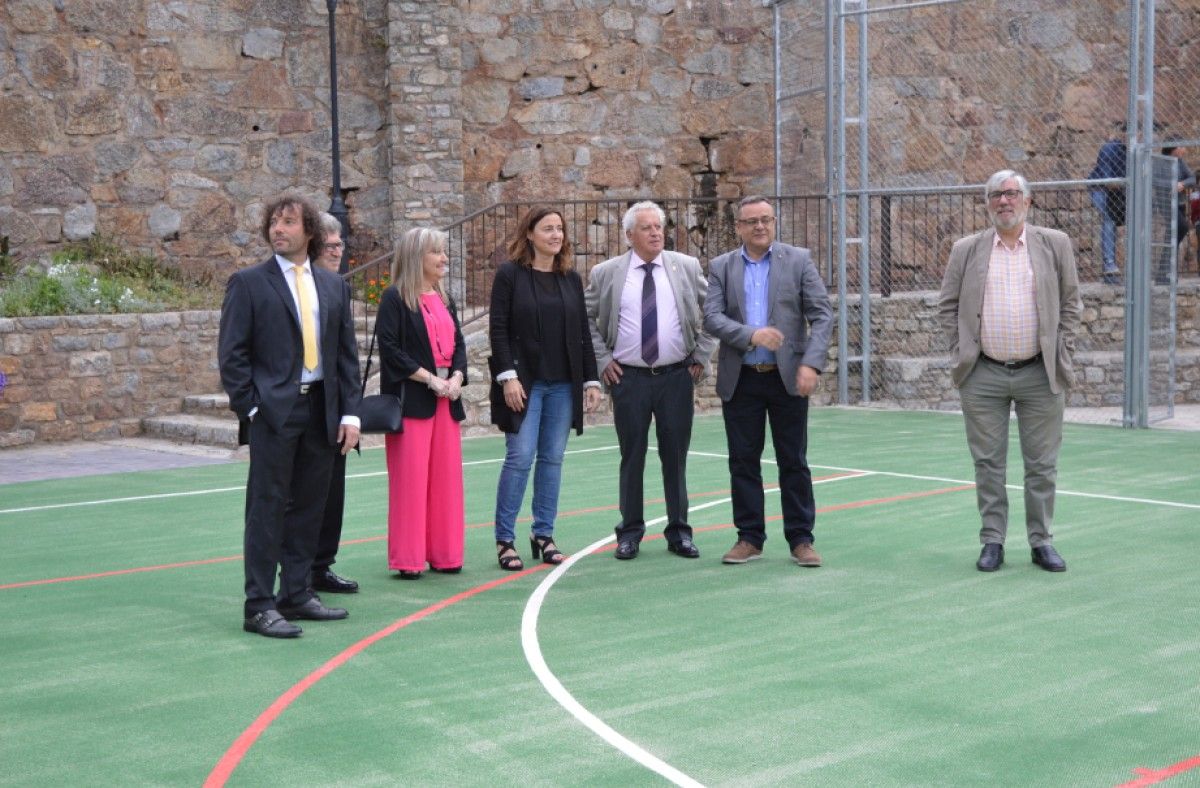 Representants polítics a la remodelada pista poliesportiva de Castellar de n'Hug.