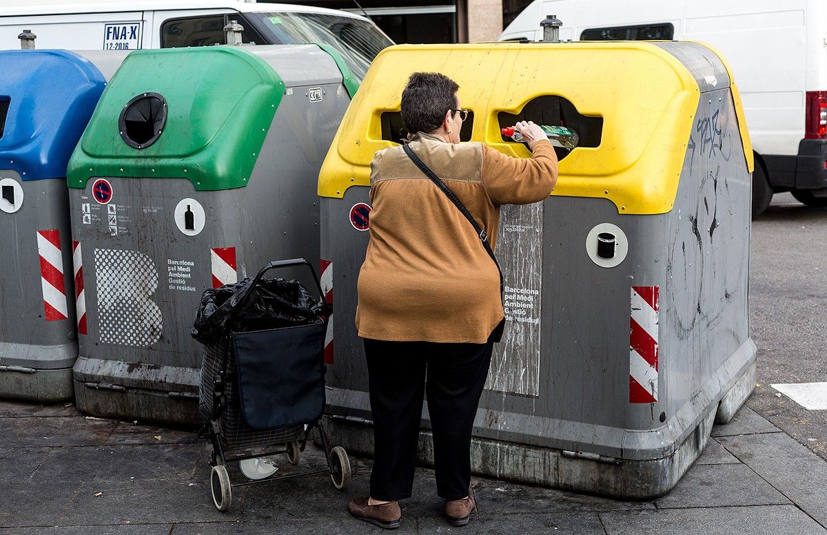 Una dona reciclant plàstic. 