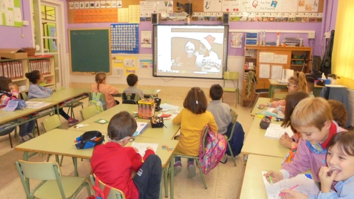 Els alumnes de segon de primària de l'escola Alfred Mata en una activitat amb la Judit a través de la pantalla.