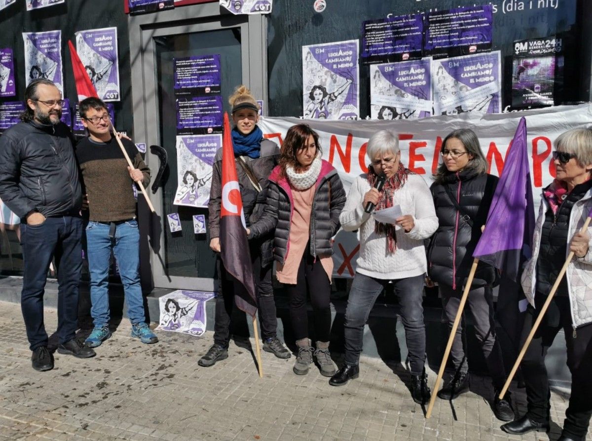 La CGT Berguedà ha llegit el manifest de convocatòria de la vaga general feminista del 8 de març.