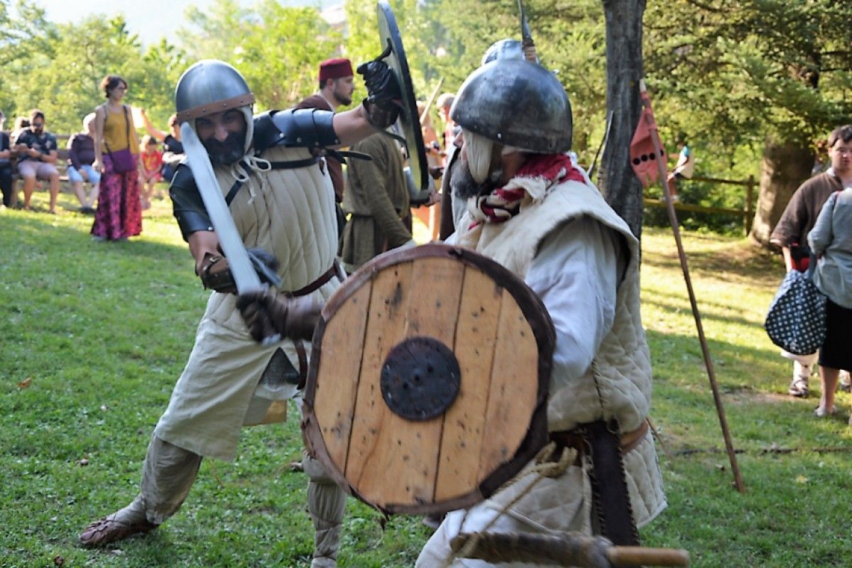 Recreació d'una de les batalles de cavallers que ha tingut lloc al parc de la Vila.