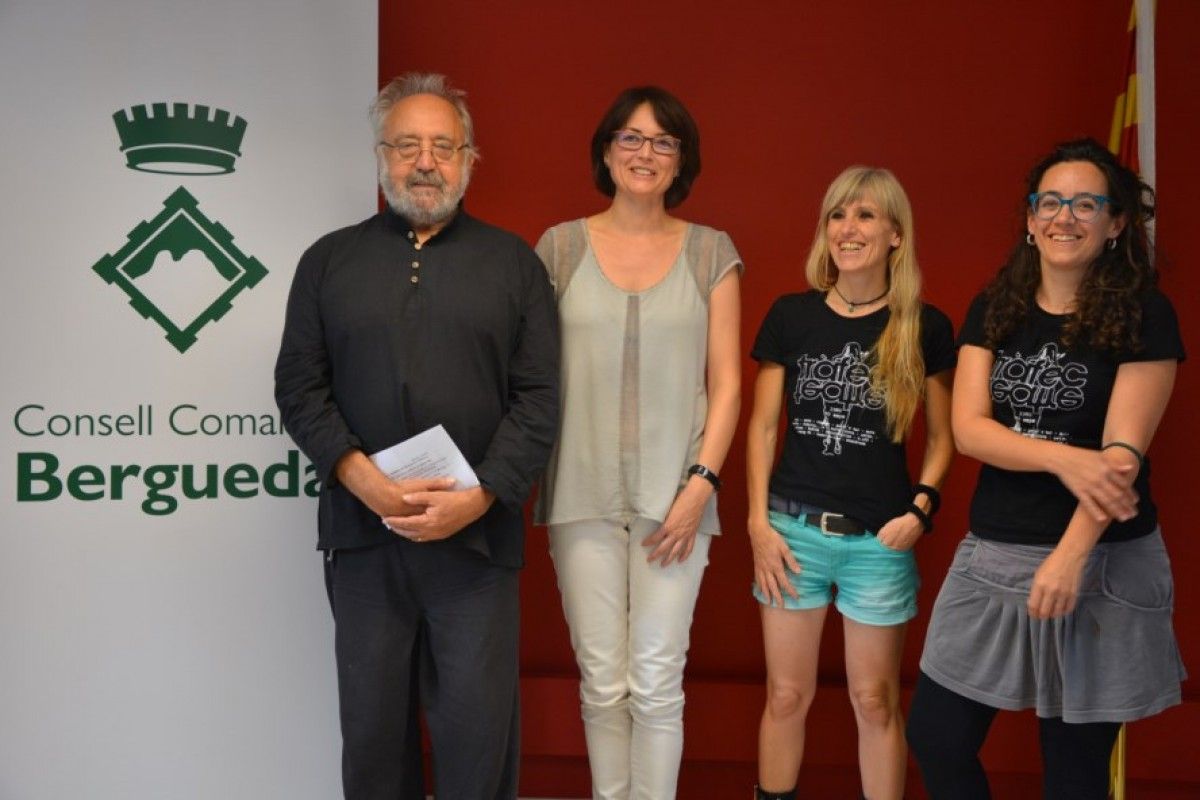 Membres de Tràfec Teatre amb la consellera comarcal de Cultura Anna Maria Serra.