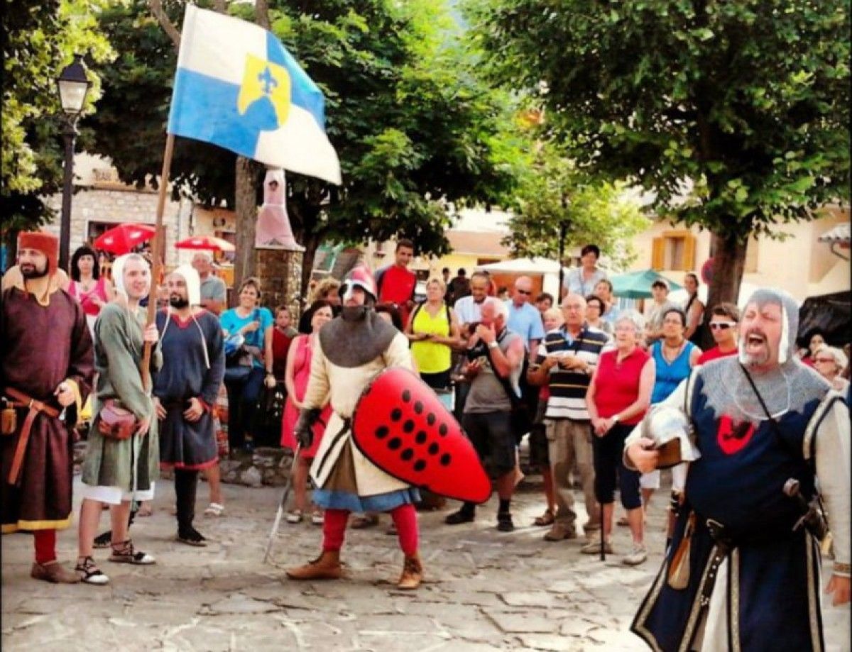 La fira medieval rememora el pas dels càtars pel poble. 