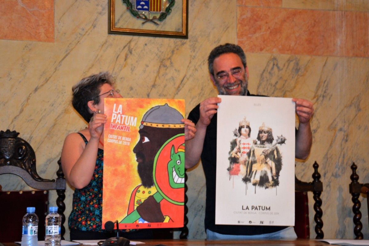 El llavors alcalde accidental, Oriol Camps, i la regidora Garcia mostrant els cartells durant el ple de l'Ascensió de l'any passat.