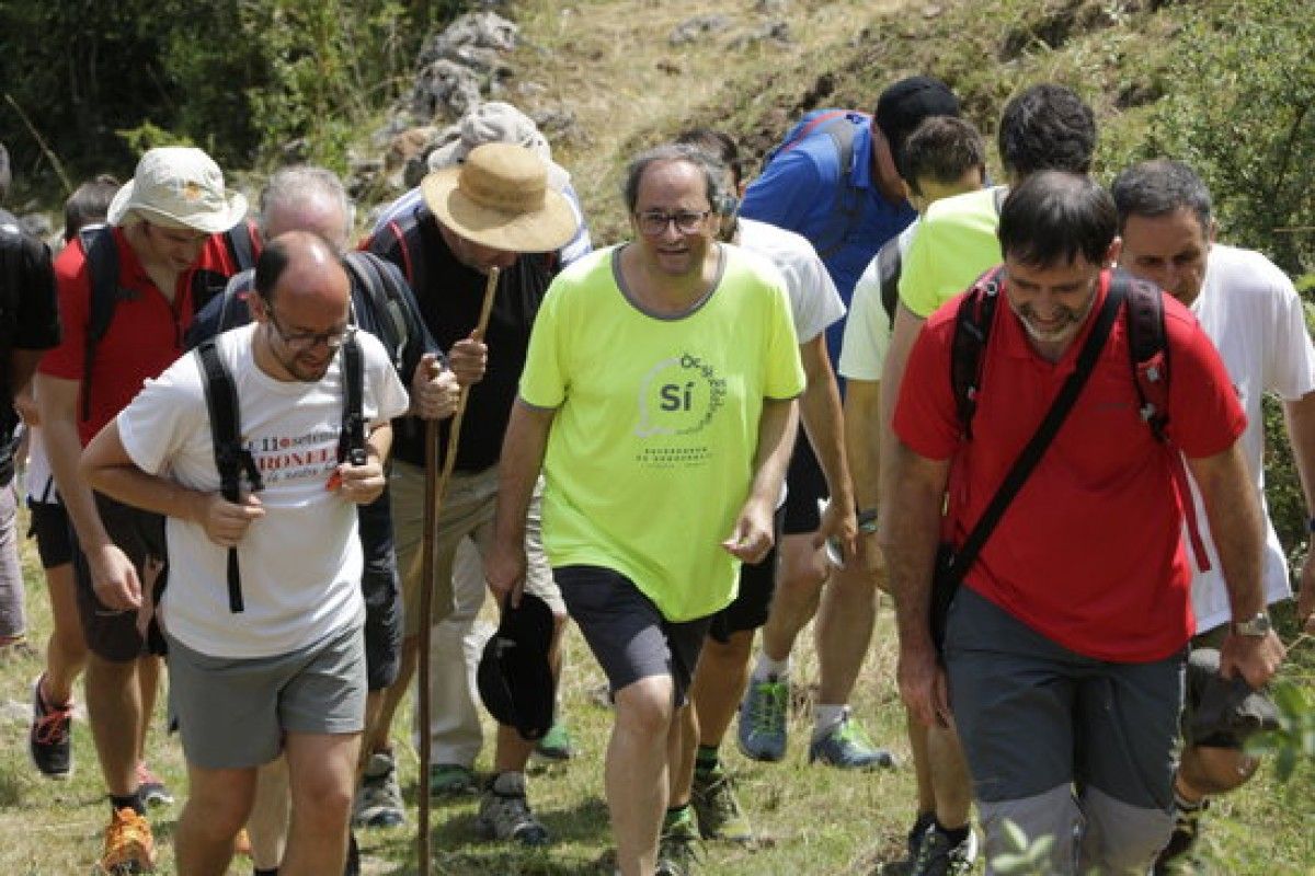 Imatge del president de la Generalitat, Quim Torra, arribant a Josa de Cadí des de Gòsol pel Camí dels Bons Homes.