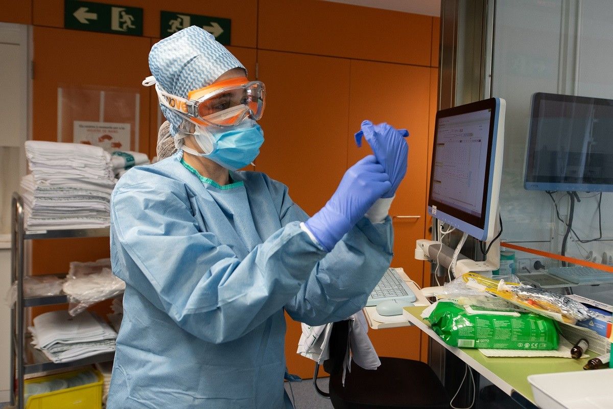Una infermera es disposa a atendre pacients amb coronavirus en un hospital català.