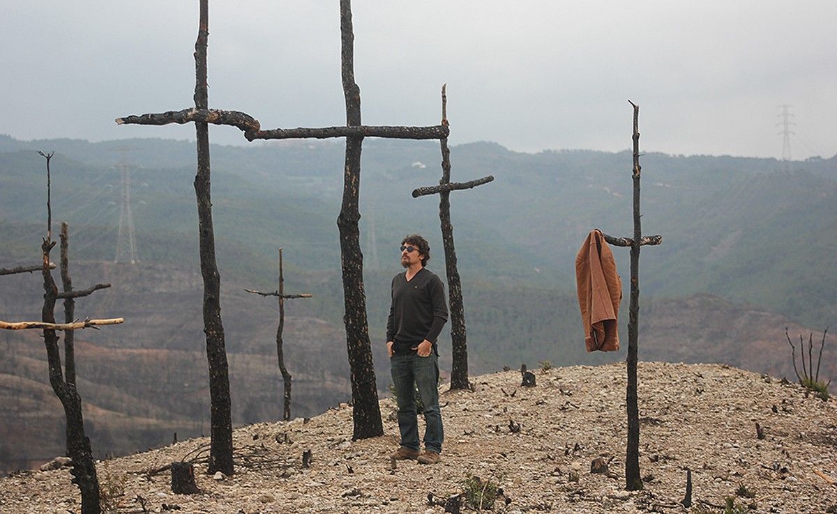 L'artista manresà, Toni Roixes, al bosc de les creus de Marc Sellarès