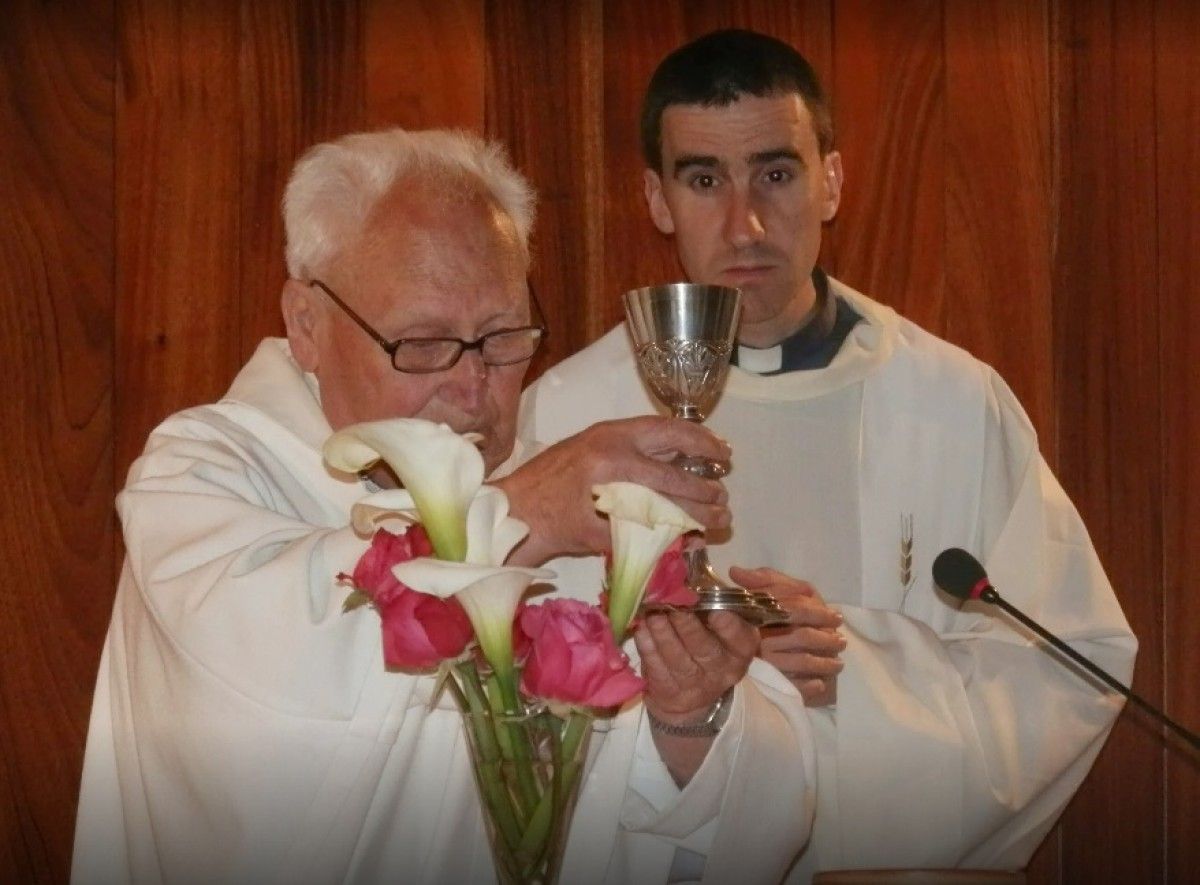 Antoni Trasserra (en primer pla) en la missa amb què va celebrar els 70 anys de sacerdoci el 2013. 