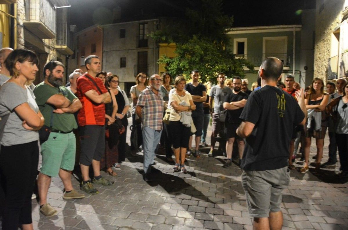 Una setantena de persones van assistir a l'activitat que va començar a les 10 de la nit a la plaça de Santa Magdalena.