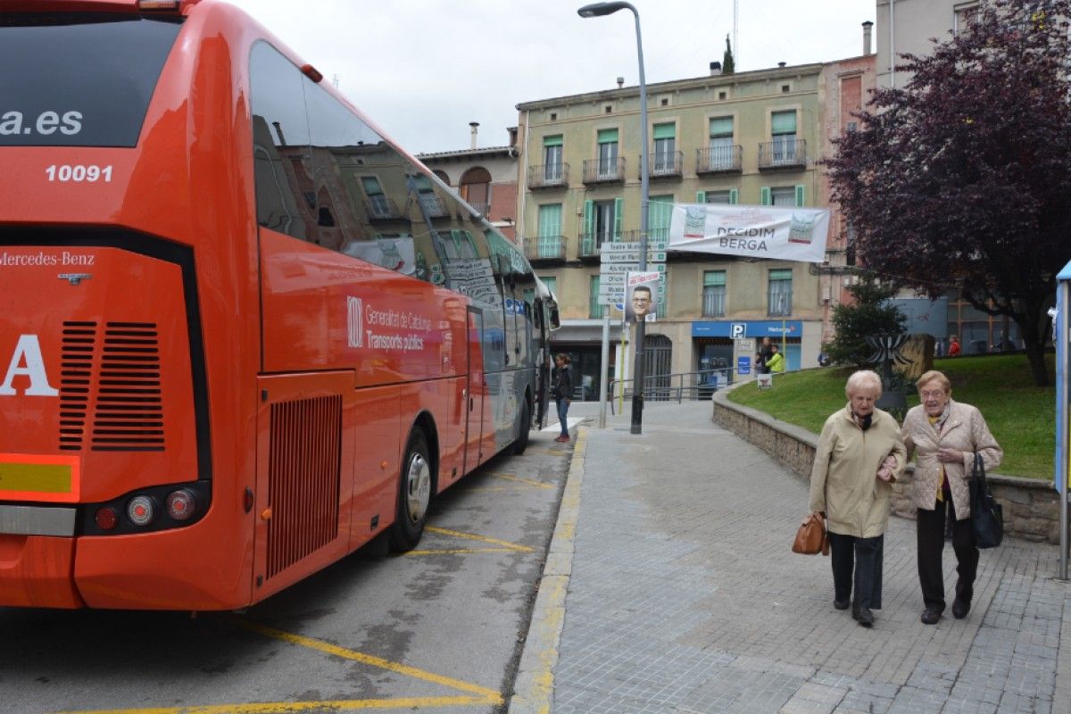 Els autobusos disposen ara de poc espai a la zona on ara hi ha l'actual baixador  al passeig de la Pau (arxiu). 