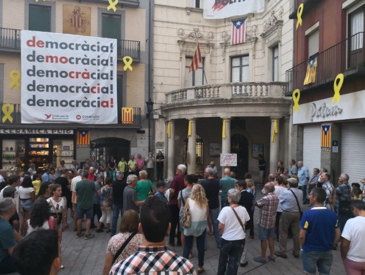 Una setantena de persones s'han reunit a la plaça de Sant Pere.