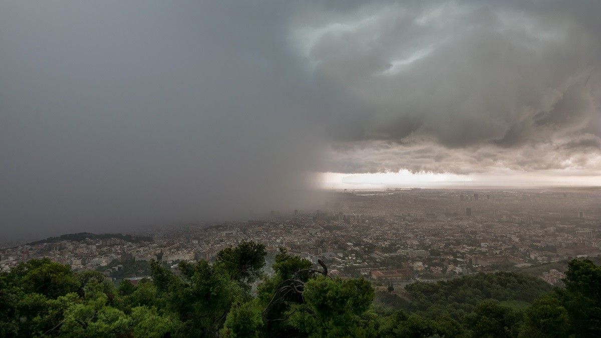 La zona metropolitana sota la pluja, imatge des de l'Observatori Fabra