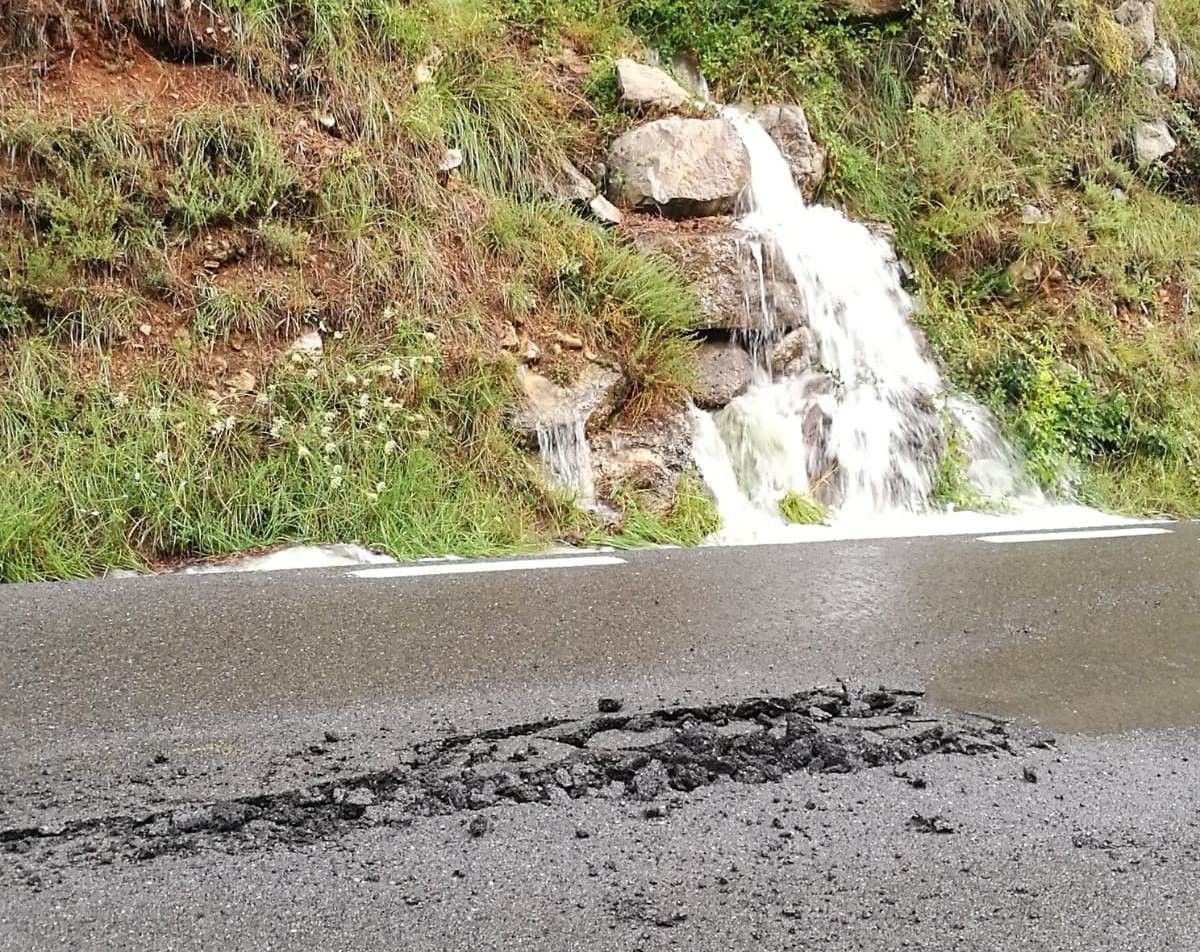 Desperfectes causats per la pluja a la carretera de Berga a la Font Negra.