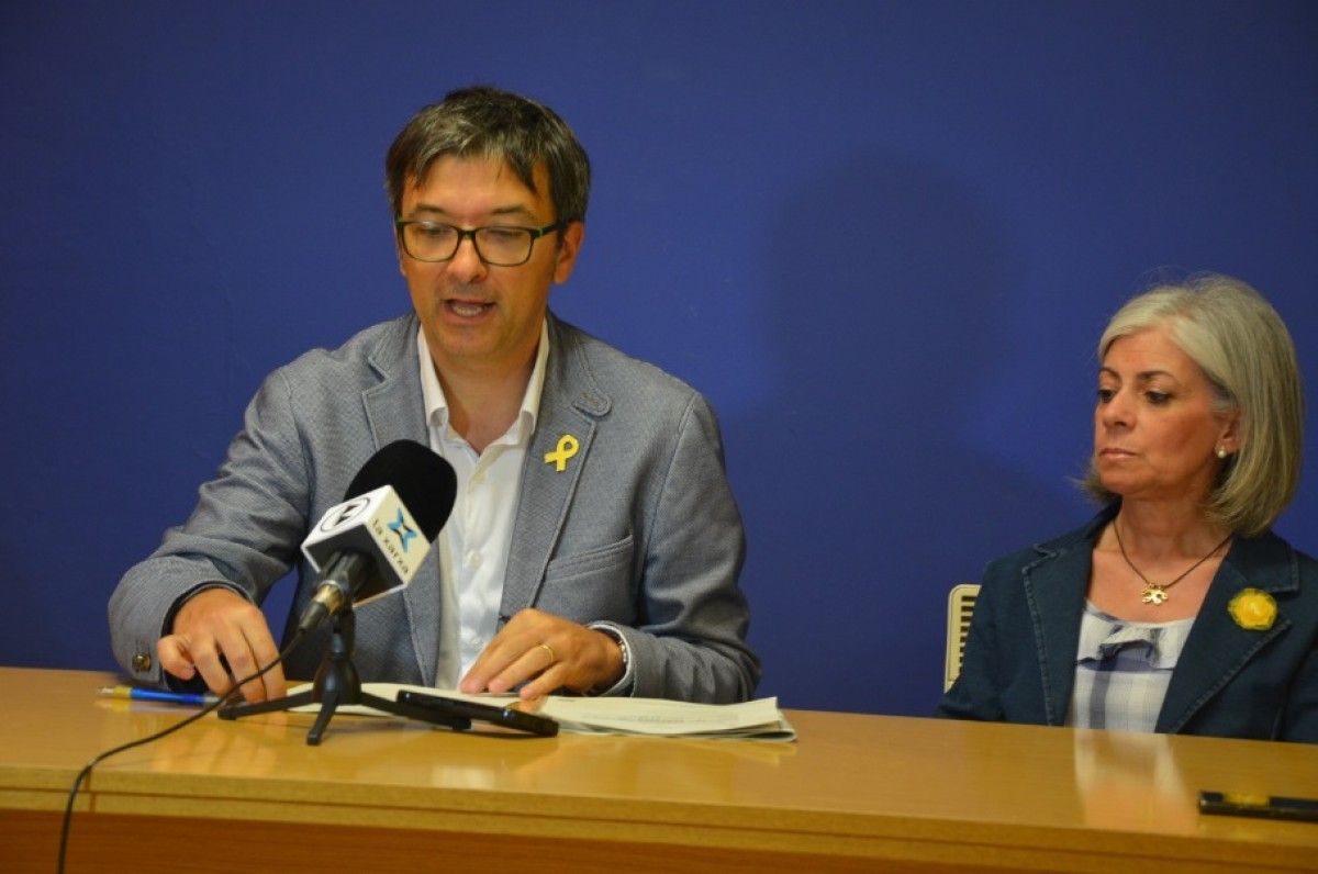 Ramon Minoves ha comparegut en roda de premsa acompanyat d'una majoria dels regidors del seu grup.