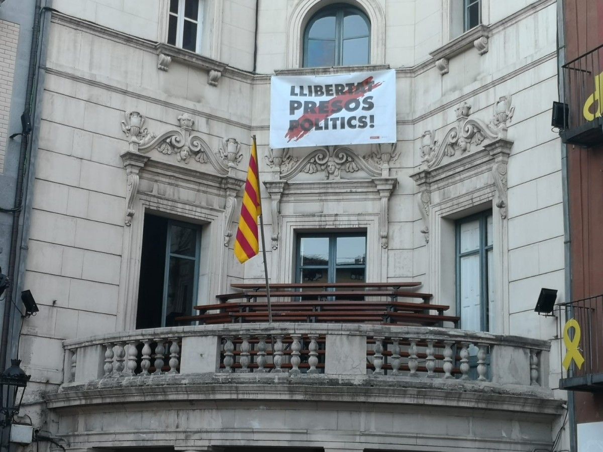 La pancarta de presos polítics, a l'Ajuntament de Berga.