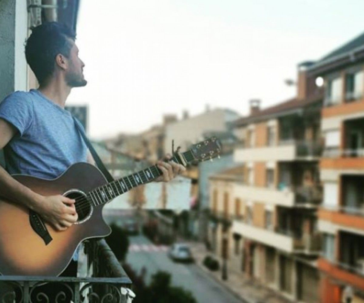 Jordi Costa al seu balcó guitarra en mà.