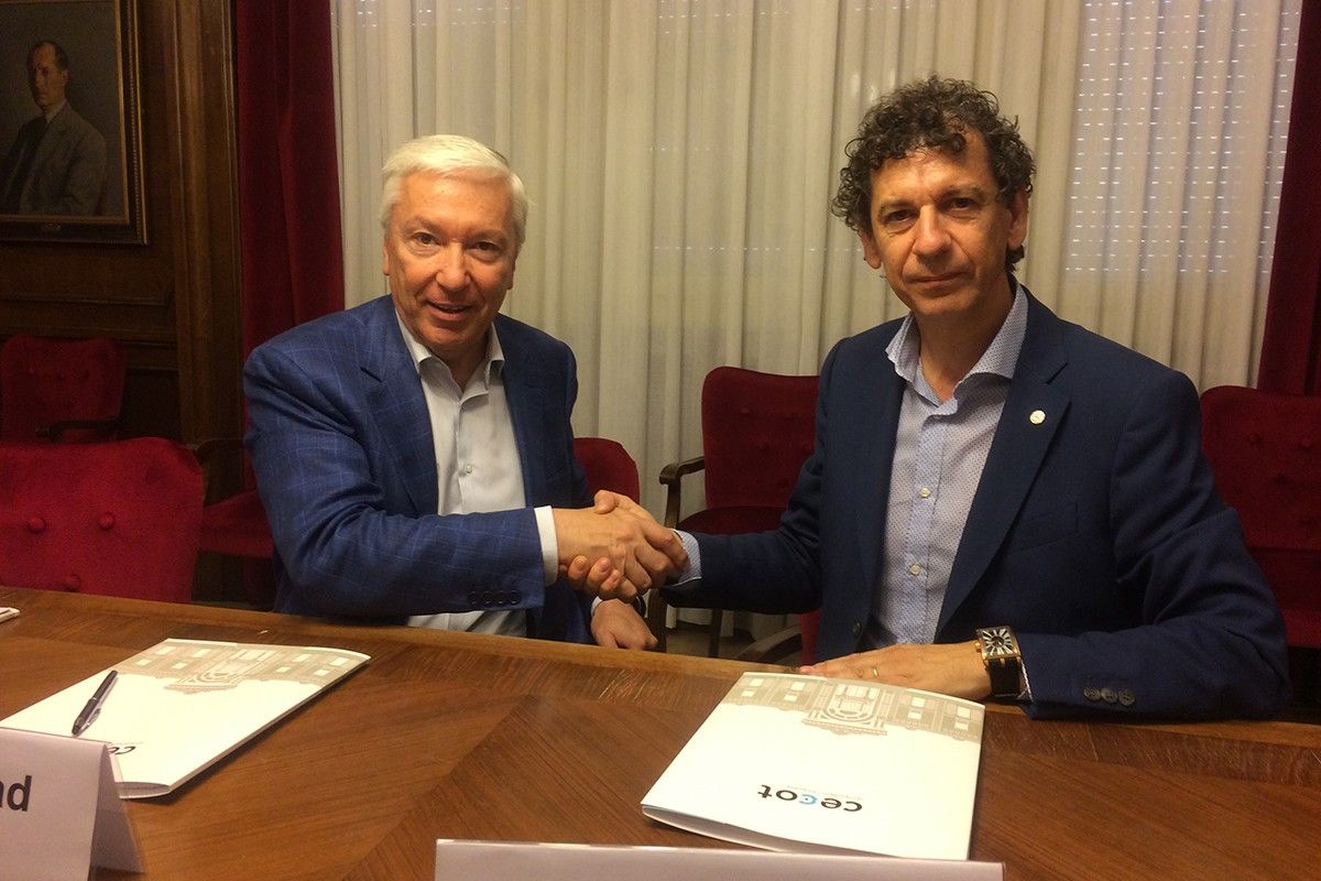 Antoni Abad i Xavier Perramon després de la signatura del conveni