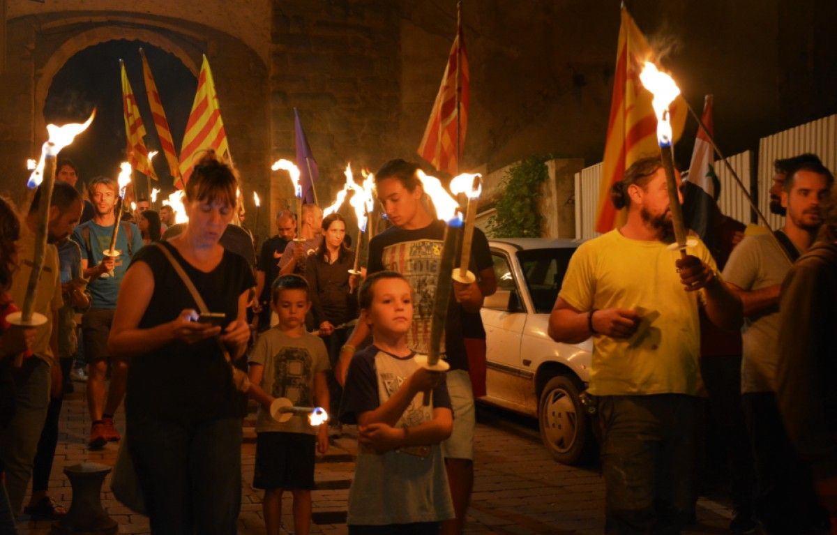 Participants a la Marxa de Torxes per la independència.