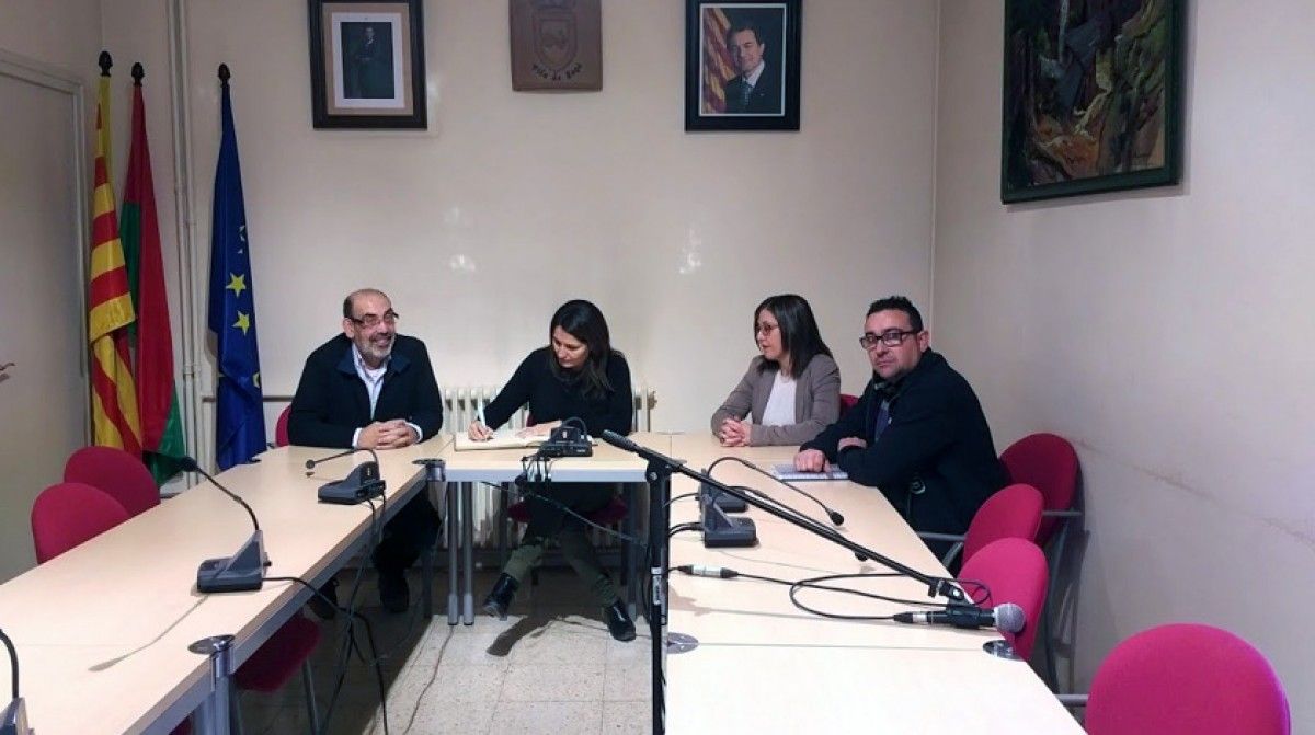 Trobada de Laura Vilagrà amb l'alcalde de Bagà, Nicolás Viso, i representants de l'Ajuntament