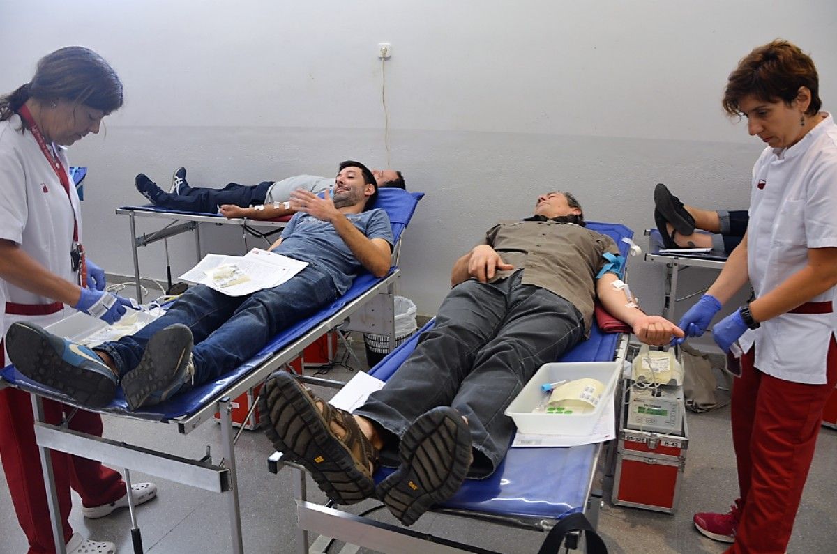 Els regidors Ivan Sànchez i Eloi Escútia en la marató de donació de sang d'aquest dijous a Berga.