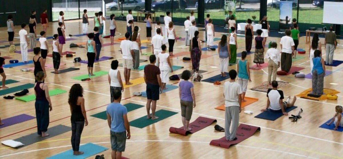Un grup de persones practicant ioga abans de la crisi de la Covid-19 (arxiu).