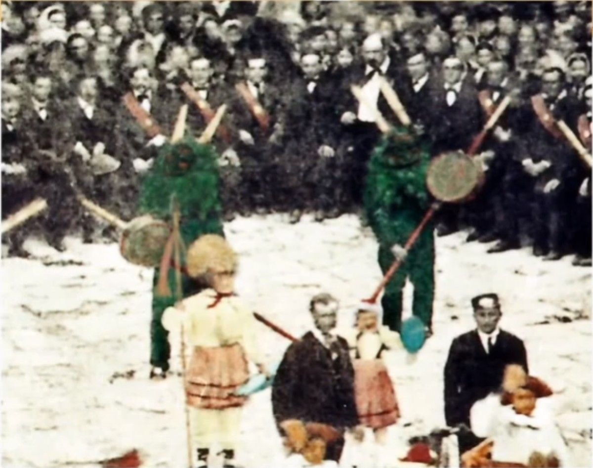 Fragment acolorit de la primera fotografia coneguda de la Patum que data del 1868 i que apareix al vídeo.