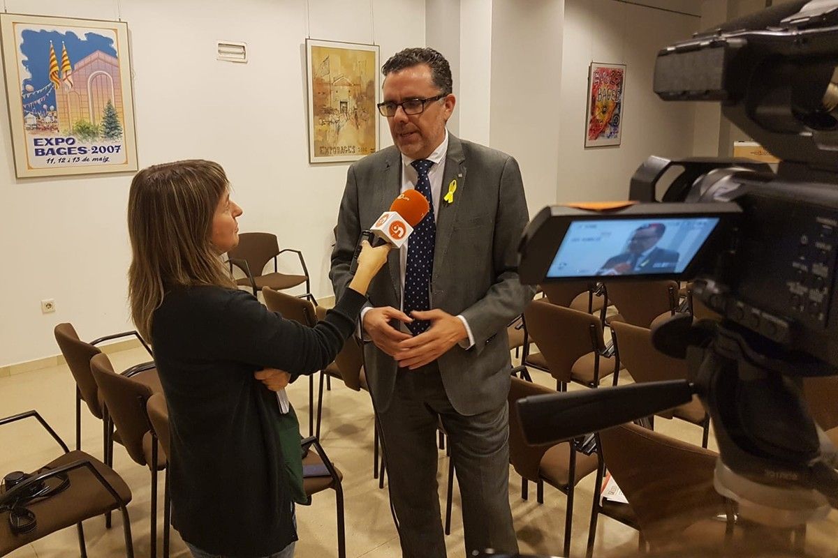 El director de l'Agència de Residus de Catalunya, Josep Maria Tost, atenent els mitjans