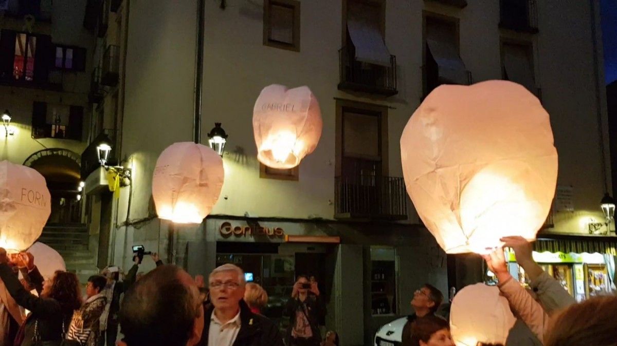 Fanalets a la plaça de Sant Pere de Berga.