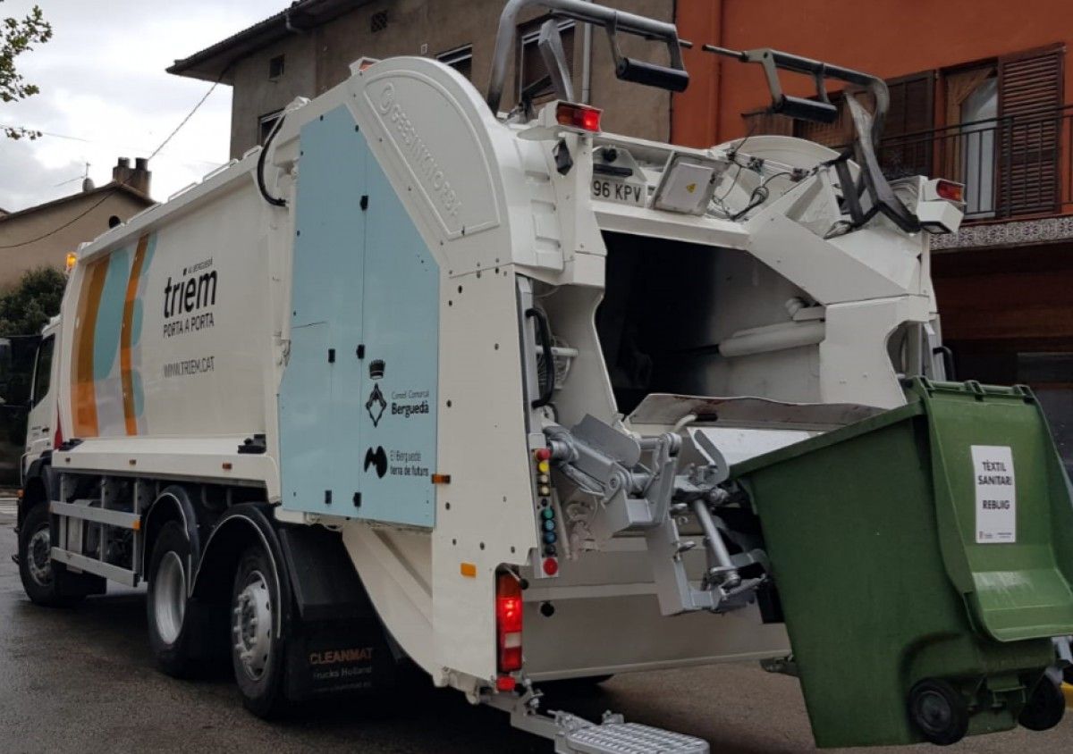 Un camió de recollida de residus al Berguedà.