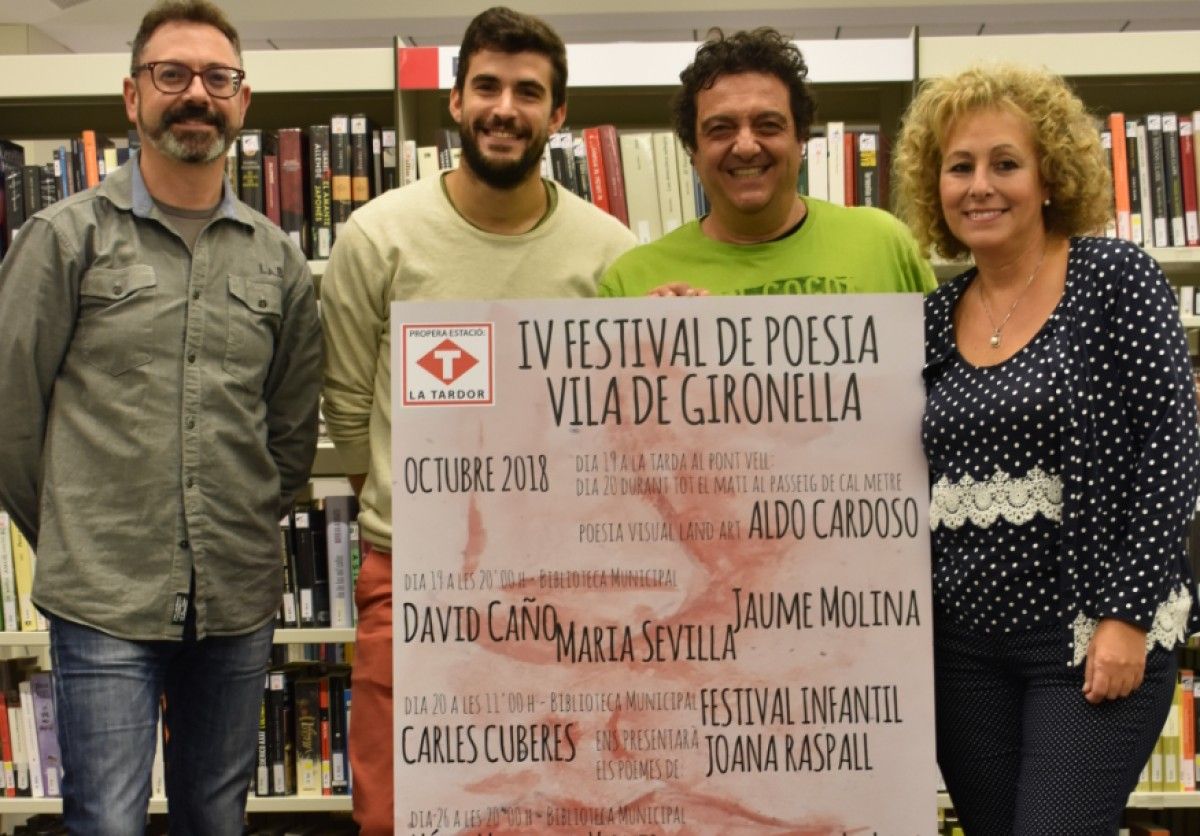 El bibliotecari Francesc Puig; el regidor de Cultura de Gironella, Lluís Vall i la presidenta dels comerciants, Núria Masforroll, amb Vicenç Zumajo.