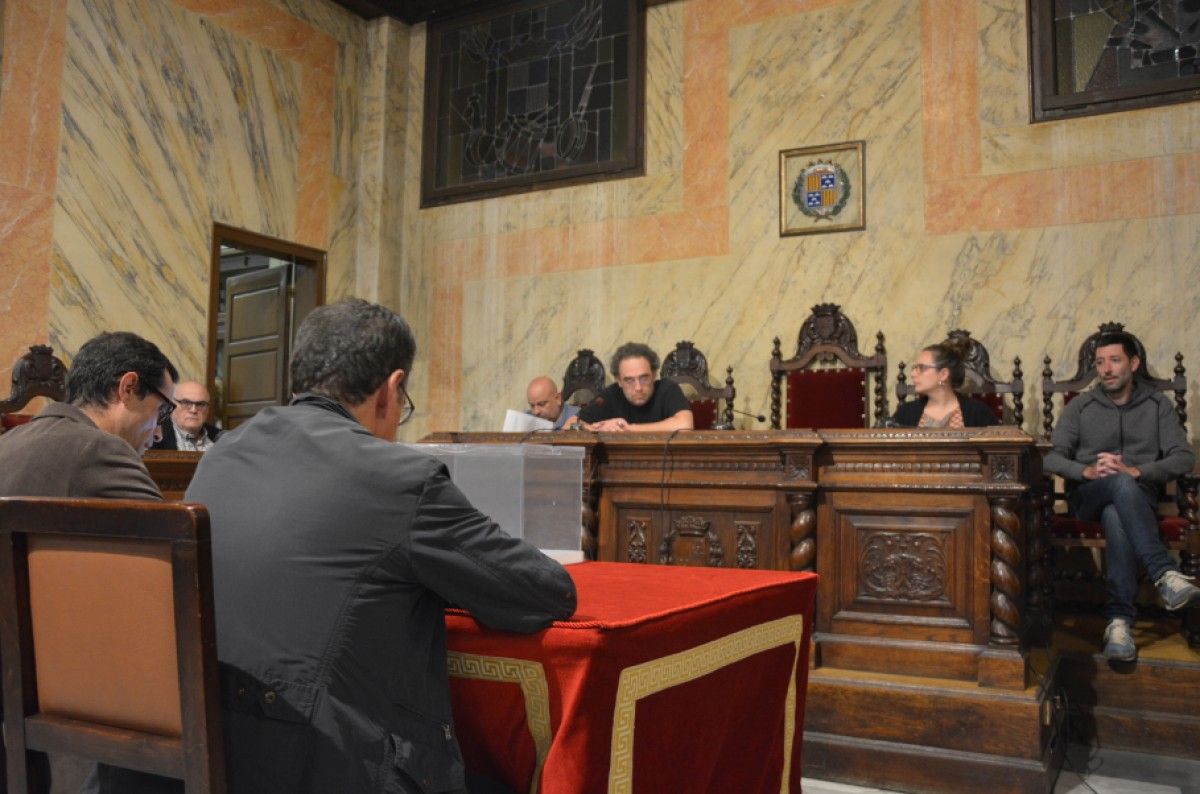 Imatge del ple de Berga que havia d'escollir alcalde, amb la cadira buida de Venturós.