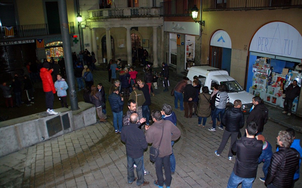 Concentració a la plaça de Sant Pere, a l'espera de la resolució del Patronat extraordinari de la Patum sobre el conflicte amb els Plens.