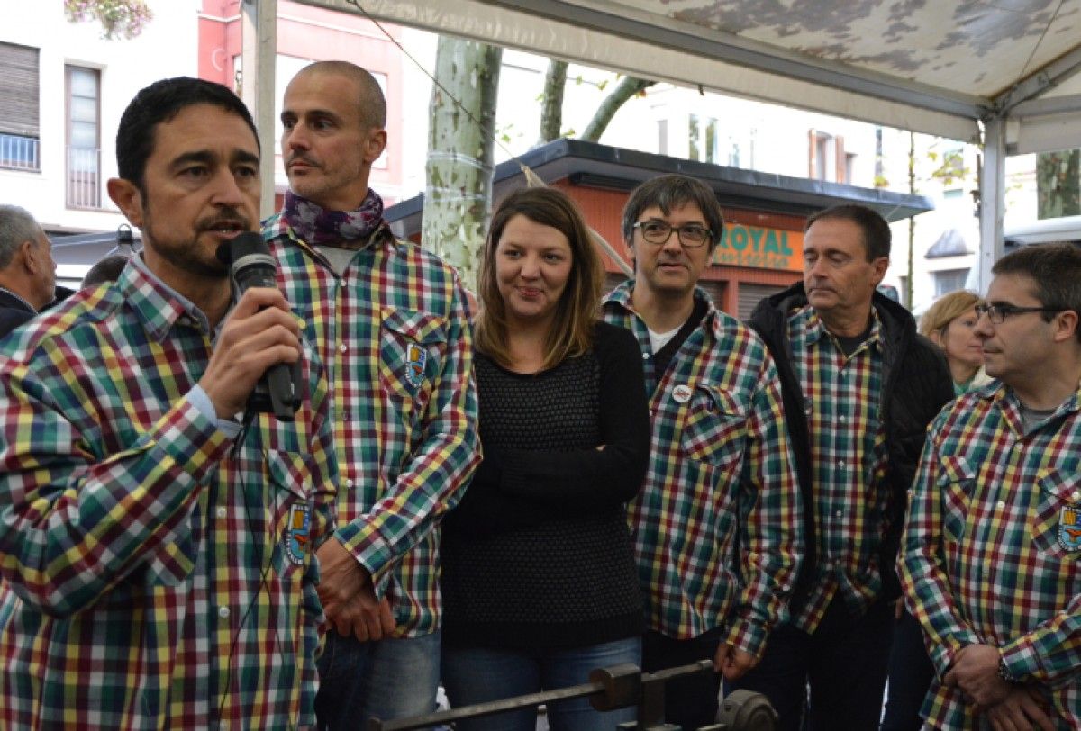 Calvet ha participat al 62è Concurs de Boletaires. A la foto, amb l'alcaldessa Montse Venturós, el batlle de Castellar del Riu, Adrià Solè, i el president de la Penya.
