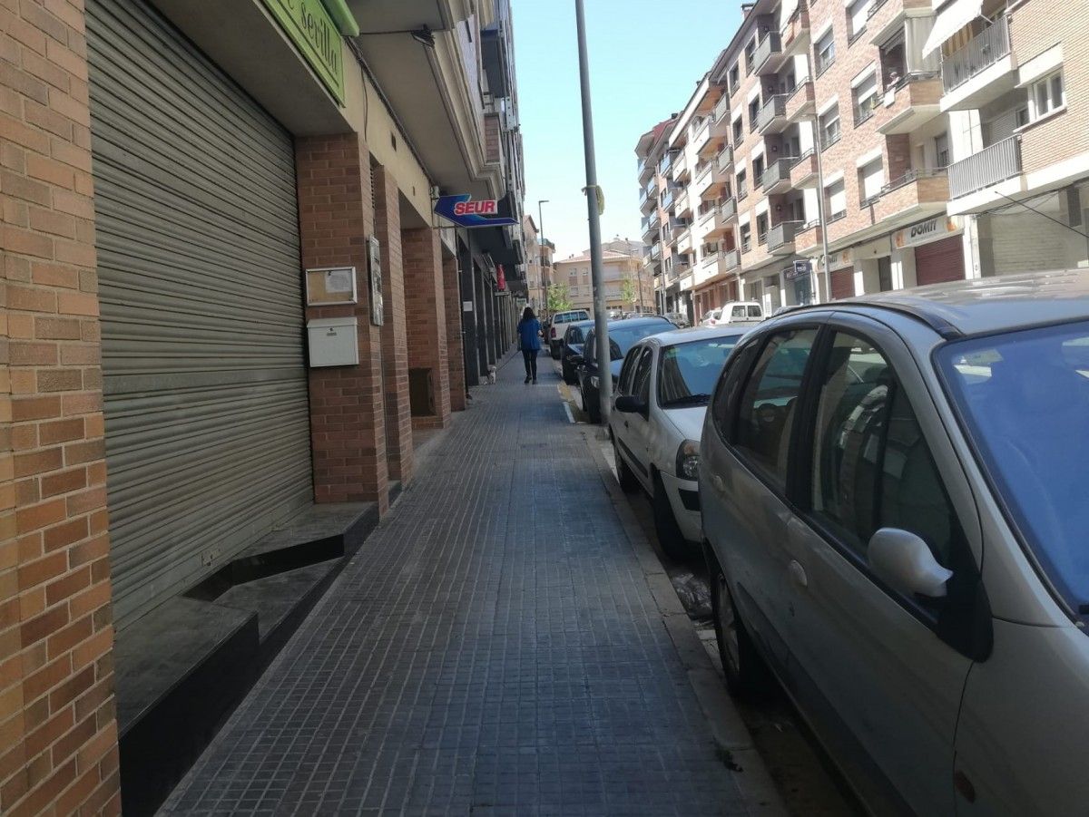 Persianes abaixades en un carrer de Berga, aquest matí.