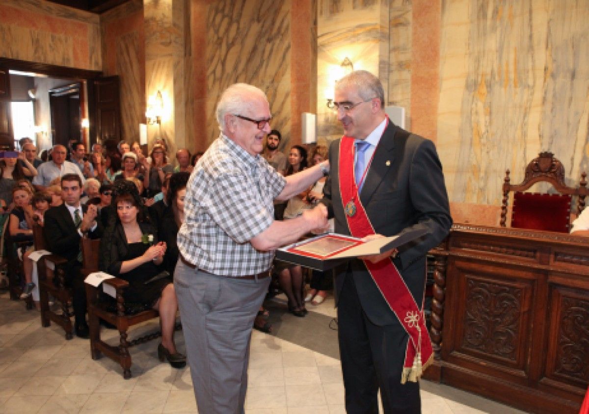 Francesc Garcia Carretero en rebre el reconeixement de l'Ajuntament de Berga, l'any 2014. 