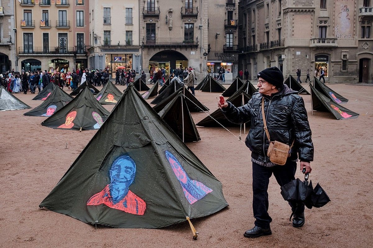 Una instal·lació de l'artista català d'origen Belga, Dimitri Xató, transforma la plaça Major de Vic en un camp de refugiats.