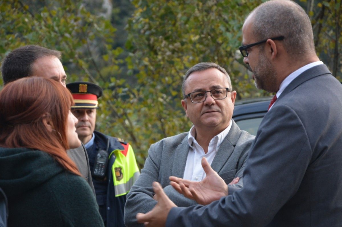 El conseller Miquel Buch en una visita al Berguedà per signar un conveni per protegir les cases aïllades (arxiu).