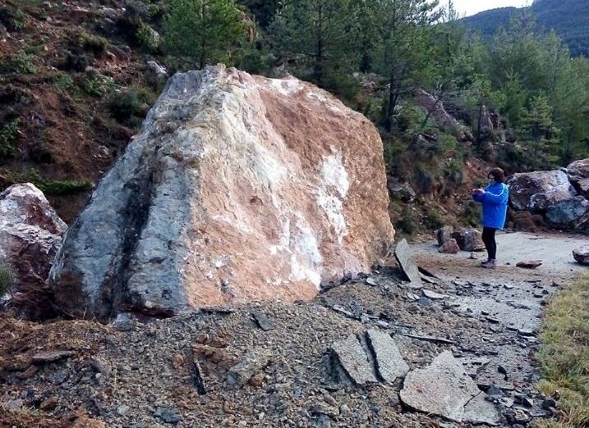 El ferm del camí va veure's afectat per la caiguda de roques.