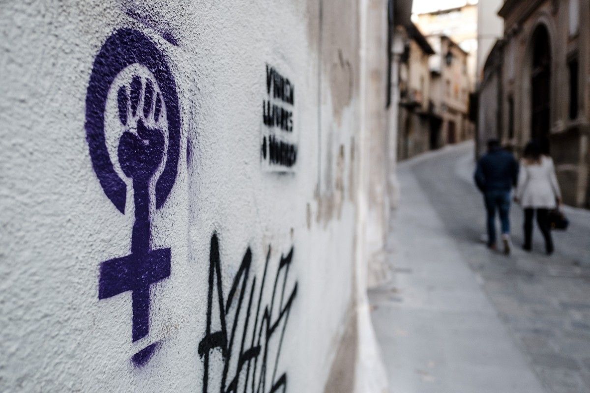 Pintada feminista en un carrer d'un municipi del país. 