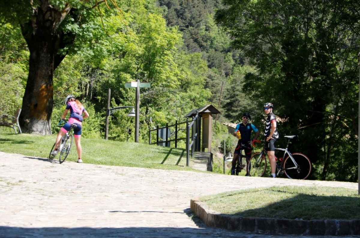 Un grup de ciclistes a Sant Jaume de Frontanyà.