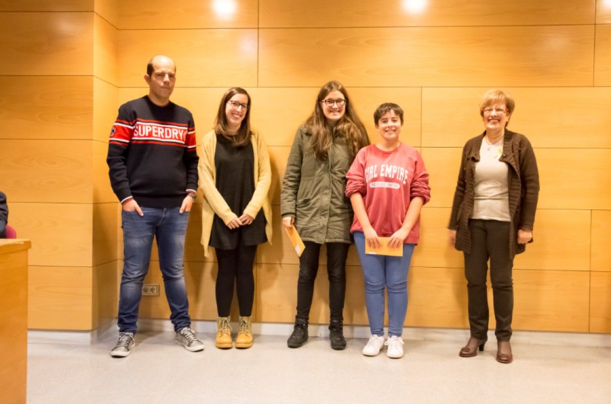 Entrega de premis del concurs de dictat amb dues de les guanyadores en categoria juvenil, acompanyades de la presidenta d'Òmnium Berguedà, Montserrat Soler i la regidora Roser Valverde.