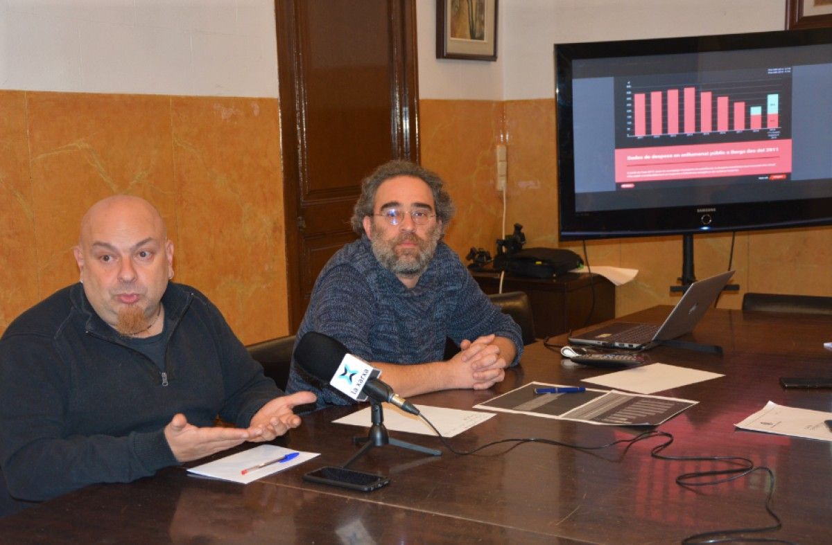 Els regidors Francesc Ribera i Oriol Camps fent balanç dels resultats econòmics del canvi d'enllumenat.