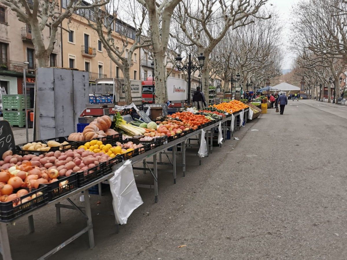 Fruita i verdura en una de les parades del mercat setmanal durant el confinament (arxiu).